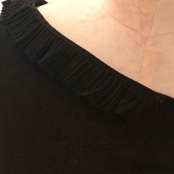 💯authentic Gucci asymmetrical shoulder top 💯silk - Picture 2 of 9